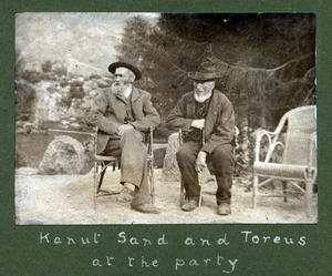  ”Kanut Sand and Toreus at the party” står det under dette bildet i albumen frå 1913. Det er nok Knut Lagarhus Sand (1853-1916) og Torjus Fatnes (1833-1919). 