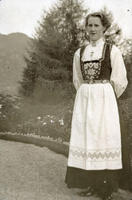  Serina Karlsen (1890-1963) frå Sand tente hos Archer’ane i fleire år i ungdommen. Ho gifte seg med Ola Brommeland i 1915. Bildet er frå 1912-1913. Foto: Miss Law. 