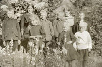  Ungar frå Sand i hageselskap på Rophaug i 1912-1913. Foto: Miss Law. 