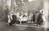  Utkledde jenter i hageselskap på Rophaug i 1912-1913. Foto: Miss Law. 