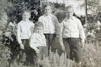  Gutar i hageselskap i 1912-1913. Dei er likt kledde – kan dei vera brør? Foto: Miss Law. 
