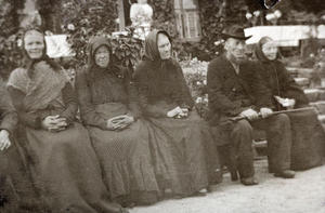 Fire kvinner og ein mann i hageselskap på Rophaug. Foto: Miss Law.