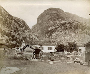  Gardstuna i Føre ligg halvannan kilometer inn gjennom dalen frå fjorden. Her er dei fotograferte i 1888 med den dominerande fjellformasjonen Odden bakanfor. ”Farm house at Forre 1888” har Alice Archer skrive under bildet. 