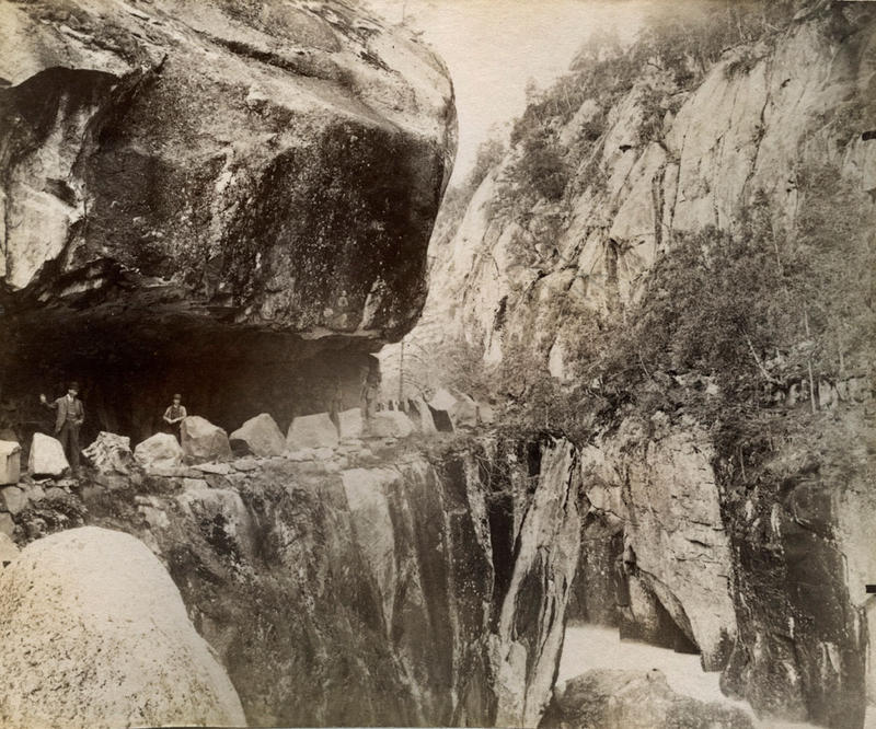 I Brattlandsdalen var det innhogde tunnellar, skjeringar og bratte juv rett ned i elvestryka. Bildet er teke i 1888.
