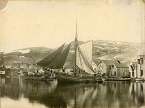  Jekter på Sandsvikja i 1887. Jekta til venstre er "Frøyja", som kunne lasta 60 til 70 favnar ved. Her har ho høy om bord. Jekta i framgrunnen er ukjend og seg ut til å ha ved inne. Den første høyrde til Iver Iversen på Sand, den andre kan også vera ei Iversenjekt. 