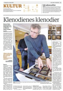Faksimile av Dalane Tidende 15. november 2010, artikkelen "Klenodienes klenodier" om daguerreotypier ved Dalane Folkemuseum.