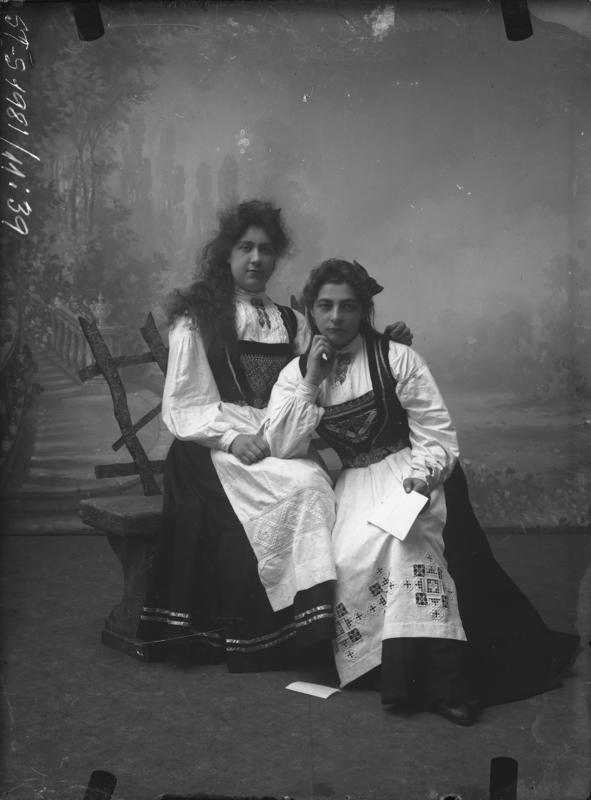 Atelierportrett av to ukjente kvinner i bunad. Motivet er antageligvis tatt i Florø mellom 1904-1908. Foto: Julie Lund/MUST-Stavanger maritime museum.