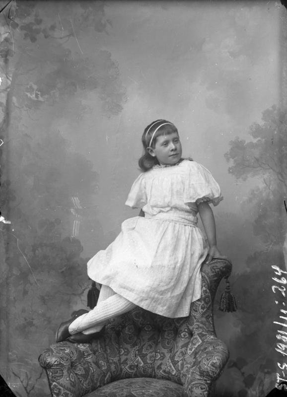Ung jente på stolrygg. Motivet er antageligvis tatt i Florø mellom 1904-1908. Foto: Julie Lund/MUST-Stavanger maritime museum.