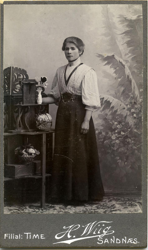 Var det ei kvinnehand bak dette fint komponerte portrettet av Tabitta P. G. Haarr (1887 – 1913) frå rundt 1907? Fotokartongen viser at Wiig hadde filial på Bryne.   Foto: Fotofirma H. Wiig. Privat samling. Statsarkivet i Stavanger.