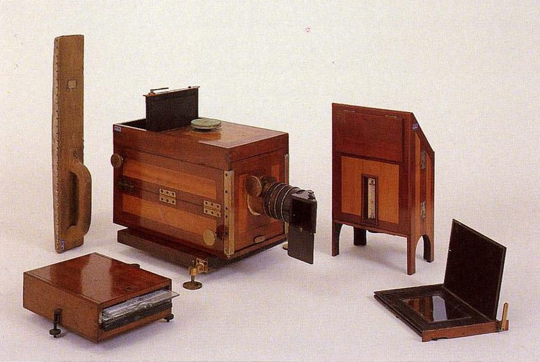 Det var ikkje lett å fotografera i 1839. Her er utstyret som skulle til. I tillegg kom fleire typar kjemikaliar. Foto: Norsk Teknisk Museum.