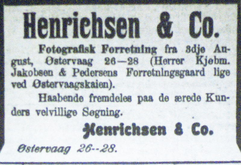 Den 30. juli 1907 sette Karen Henrichsen inn ei kunngjering i Stavanger Aftenblad. Ho opplyste at ho skulle opna nytt atelier i forretningsgarden Østervaag 26 – 28 den 3. august 1907. Det er ingen grunn til å tru at det var ei glad og optimistisk kvinne som etablerte seg på nytt åleine.Kollegaen Hakon Johannessen overtok både atelieret i Kongsgata 28 og heile negativarkivet deira. Han førte også ein liten ”annonsekrig” i Stavanger Aftenblad mot den tidlegare kollegaen. Johannessen meinte kollegaen ikkje hadde rett til å nytta firmanamnet Henrichsen & Co etter at dei skilde lag.Kundane kunne då tru at det var ho som vidareførte det etablerte firmaet i Kongsgata, og at det var ho som hadde negativarkivet. Foto: Bjørn Samuelsen. Privat samling. Statsarkivet i Stavanger.