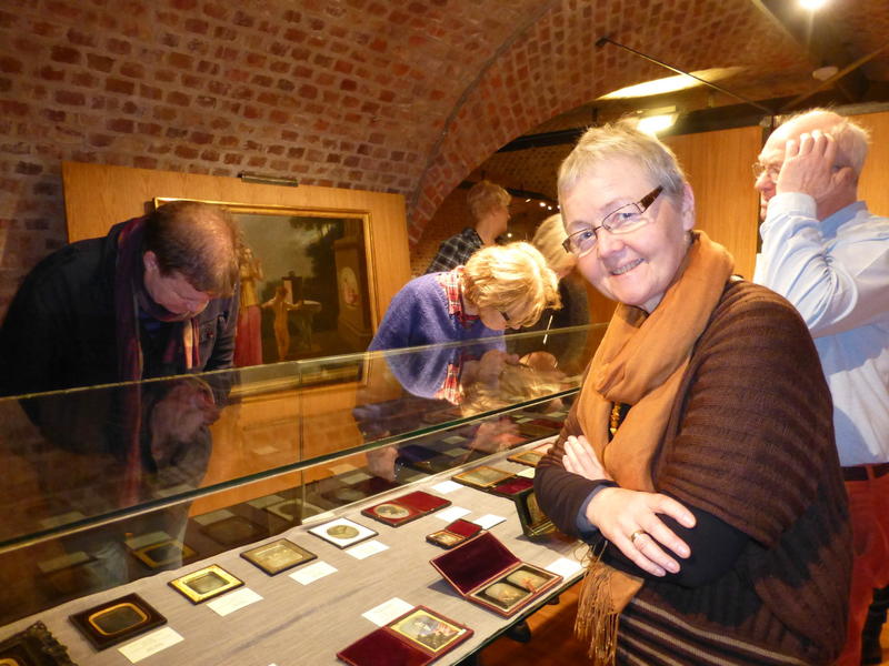 Preus museum, det nasjonale fotomuseet i Horten, har ei stor samling daguerreotypi. Her studerer Målfrid Grimstvedt ved Jærmuseet nokre av dei i samband med første styremøtet hennar ved museet, 27. februar 2014. Målfrid Grimstvedt er nå medlem av museumsstyret for perioden 2014 - 2017. Foto: Lisabet Risa