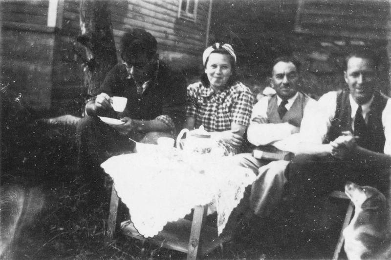 Utenfor stuehuset i Tøsseteigen på Djuve. Fra venstre svigersønnen Hans Reichwald, datteren Edith, Moritz Rabinowitz og Stener Askeland som styrte forretningen i Haugesund.