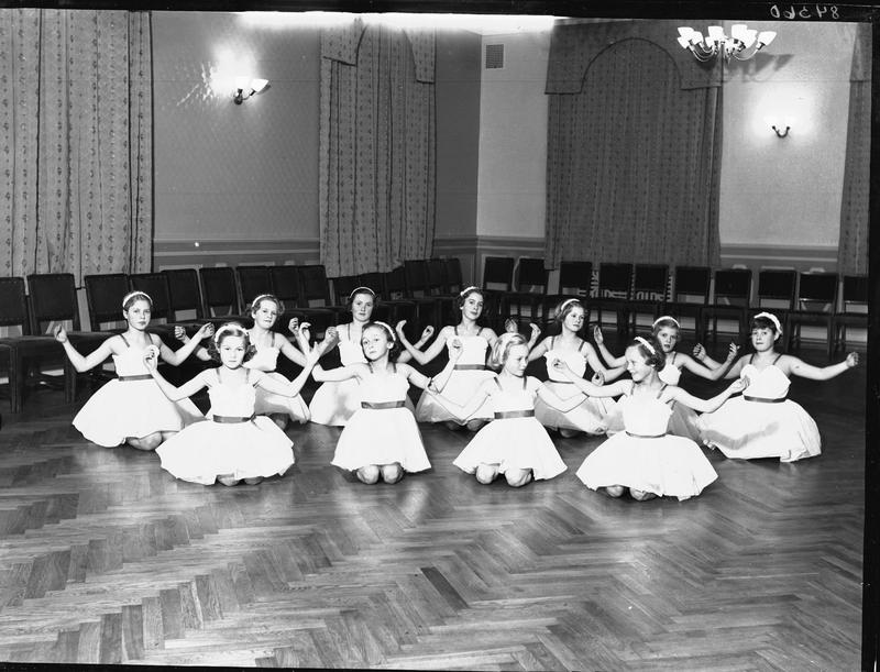 Fra forestillingen «Rosen», Søstrene Meyers danseskole, 1952. Foto: MHB-F.003865, Margit Petersen/Karmsund folkemuseums fotosamling.