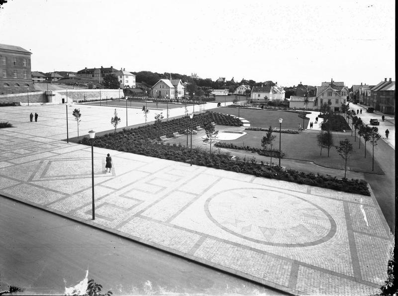 Rådhusplassen og rådhuset i Haugesund, 1949. Foto: MHB-F.003919, Margit Petersen/Karmsund folkemuseums fotosamling.