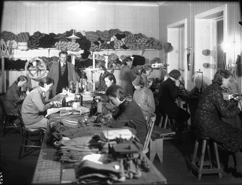 Arbeidsrommet i Nils Skoglands butikk, 1933. Foto: MHB-F.003974, Margit Petersen/Karmsund folkemuseums fotosamling.