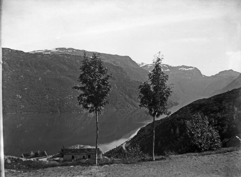 Stemningsbilde med Røldalsvatnet i bakgrunnen. Fotograf: Thea Larsen, MHB-F.007828, Karmsund folkemuseums fotosamling.