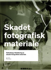 Boka Skadet fotografisk materiale - Veiledning i håndtering av skadet fotografisk materiale av Jens Gold, Preus Museum.