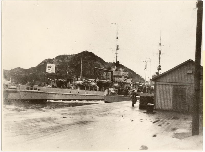 Tysk minesveiper ved Dampskipsbrygga om morgenen den 9. april 1940