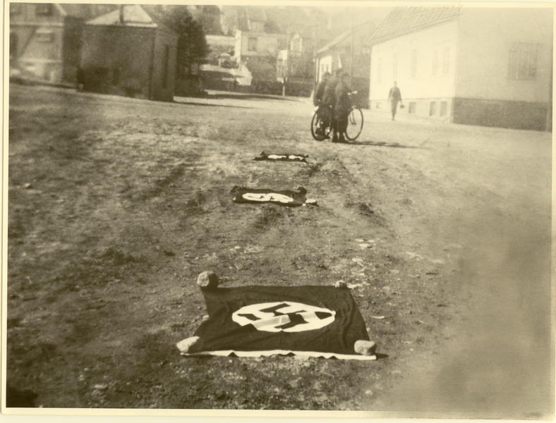 Den 9. april 1940. Mosbekk. Okkupantene viser ved flagg at Egersund er hærtatt.