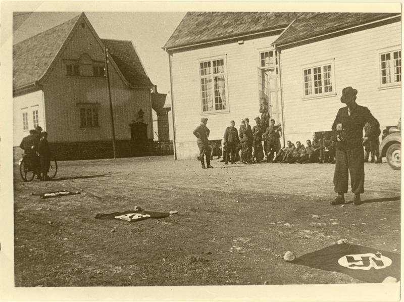Den 9. april 1940. Mosbekk. Her ble Folkets hus og Evangeliehuset tatt i bruk som soldatforlegninger. For å unngå luftangrep fra egne fly viste okkupantene ved flagg at Egersund er var under kontroll.