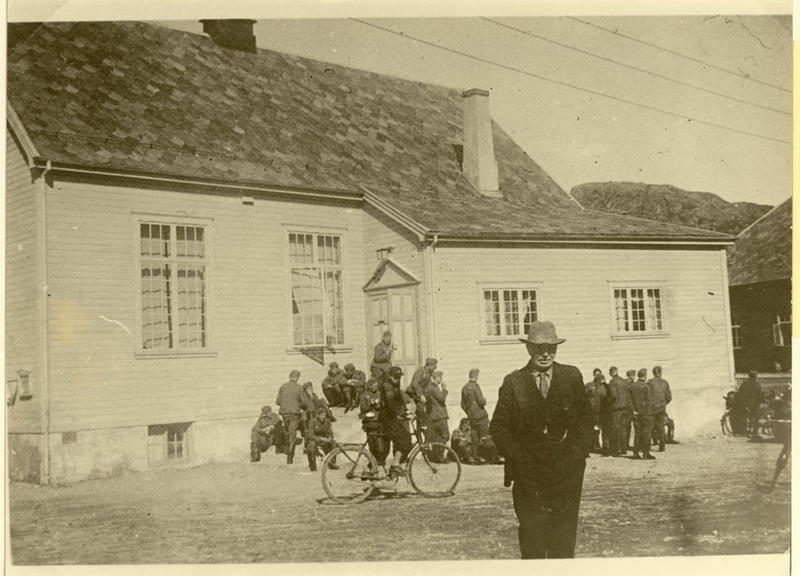 9. april 1940. Okkupasjonssoldater ved Evangeliehuset, Egersund.