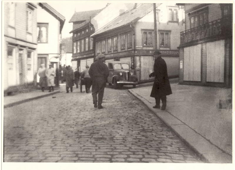10. april 1940. Ryktene om at de allierte ville bombe Egersund førte til at det ble montert lemmer foran vinduene og folk rømte byen. Storgaten.