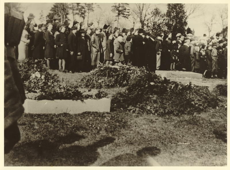 Fra den første krigsbegravelsen Egersund kirkegård, Årstad. 17 april 1940.