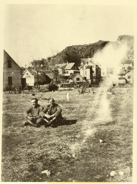 April 1940. Okkupasjonssoldater ved Folkets hus, Egersund.
