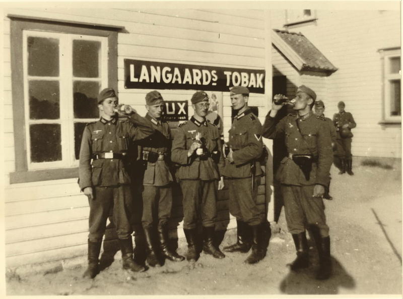 Tyske soldater på Ogna, Jaarviks butikk 20 april 1940