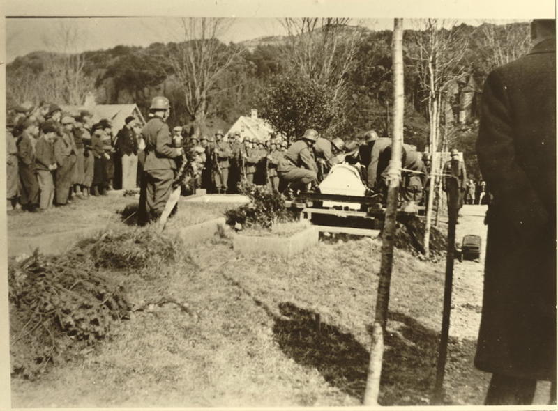 Egersund kirkegård, Årstad 17 april 1940. Begravelse av tysk flyger som hadde forulykket. En rekke sivile nordmenn var også møtte fram til gravferden.