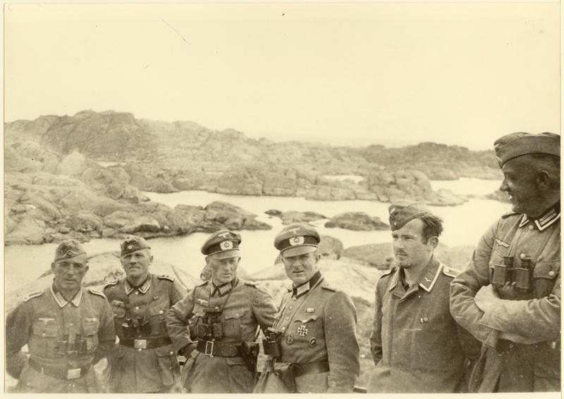Sommeren 1940. Tyske offiserer ved Eigerøy fyr.
