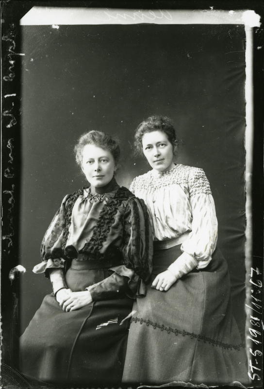 Fig. 2: Søstrene Julie og Dagny Lund ca. 1900-1910. Foto: Julie Lund/ MUST-Stavanger maritime museum.