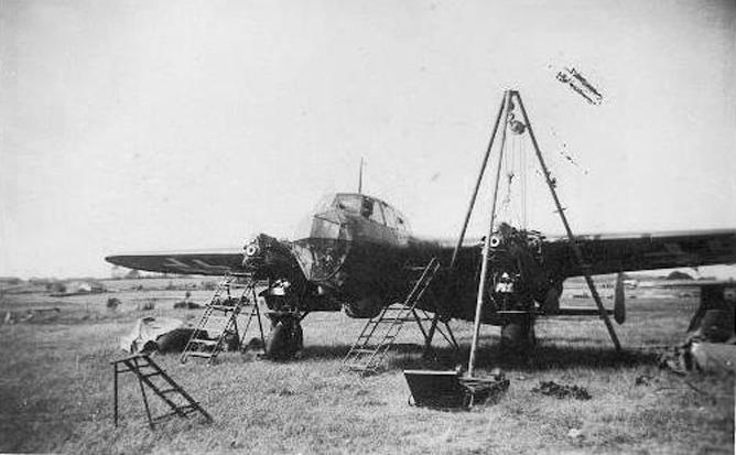 Tysk rekognoseringfly Dornier Do215B-4 på Sola april 1940. Flyet ble ødelagt av britiske bomber 24. april.