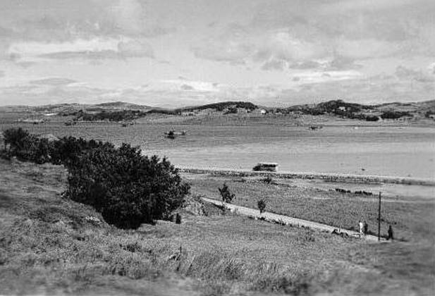 Sola mai-juni 1940, mekanikere på vei til Sola Sjø. Det er enda ikke fylt masse på innsiden av den nye veien til sjøflyhavna.