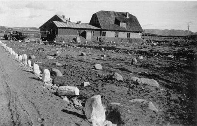 Forus april 1940. Tysk sove- og oppholdsbrakke kamuflert som gårdstun med løe og bolighus.