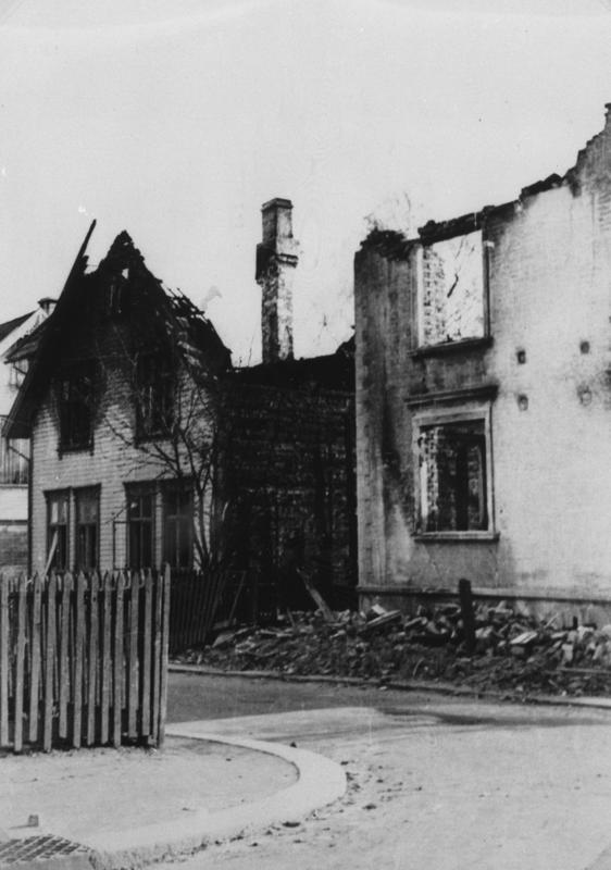 Flere hus ble totalskadet etter at det britiske flyet ble skutt ned over Storhaug skole.