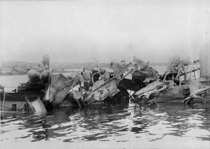 Torpedojageren ”Ægers” midtparti etter tysk luftangrep.