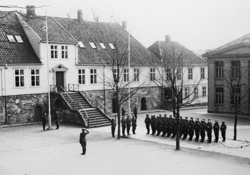 Tyske soldater heiser nazistenes flagg på Stavanger Katedralskole.