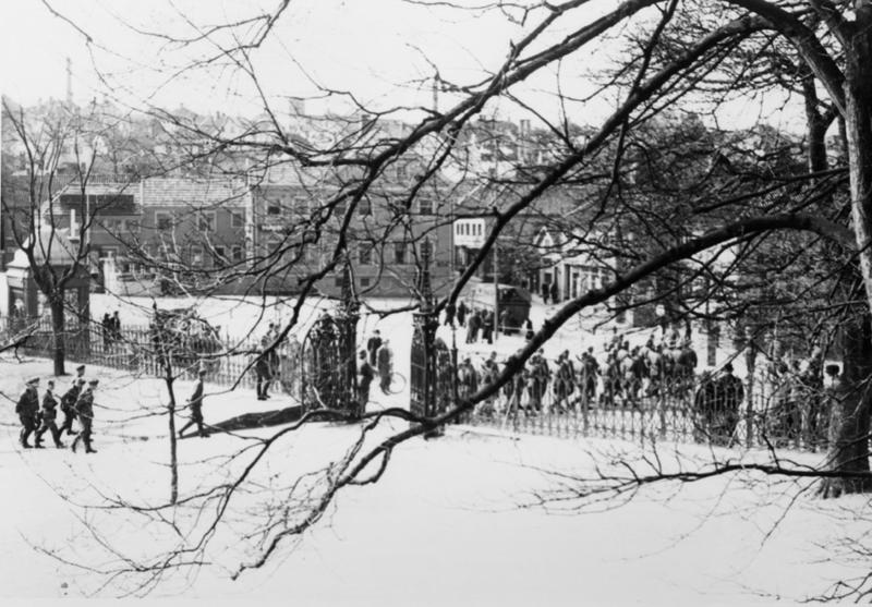 Tyske soldater marsjerer mot torget.