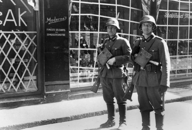 Tyske soldater foran Skotøjhuset i Kirkegaten.