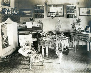 Interiørbilde frå stova på Rophaug med peis, piano og korgmøblar.
