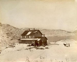  På Rophaug var det snautt og ope på denne tida. Bildet er frå vinteren 1888. To mann er i arbeid med framkøyring av stein til murarbeid rundt huset. 