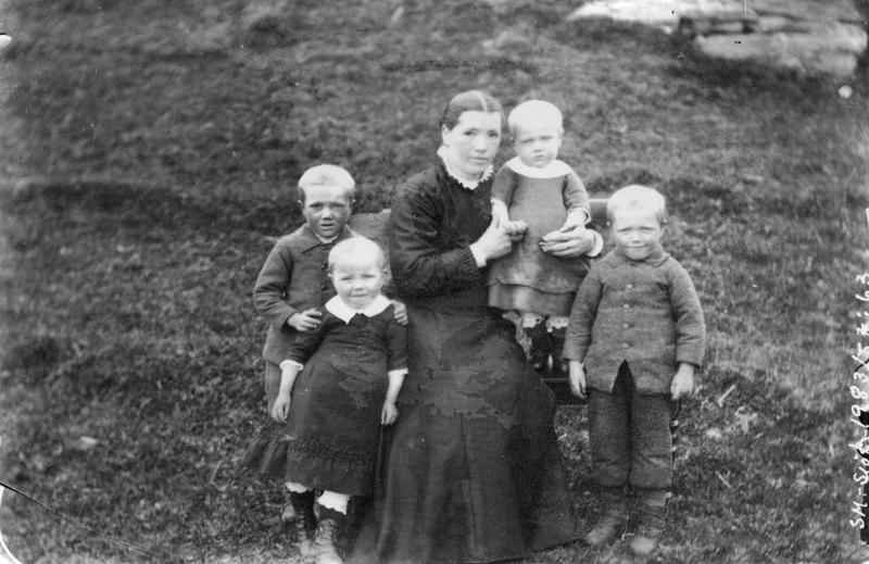  Dette fotografiet viser mest sannsynlig Lauritz Haalands fire yngste barn. Kvinnen på fotografiet er ukjent. Foto: Stavanger Sjøfartsmuseum, ST.S 1983-057-0063. 
