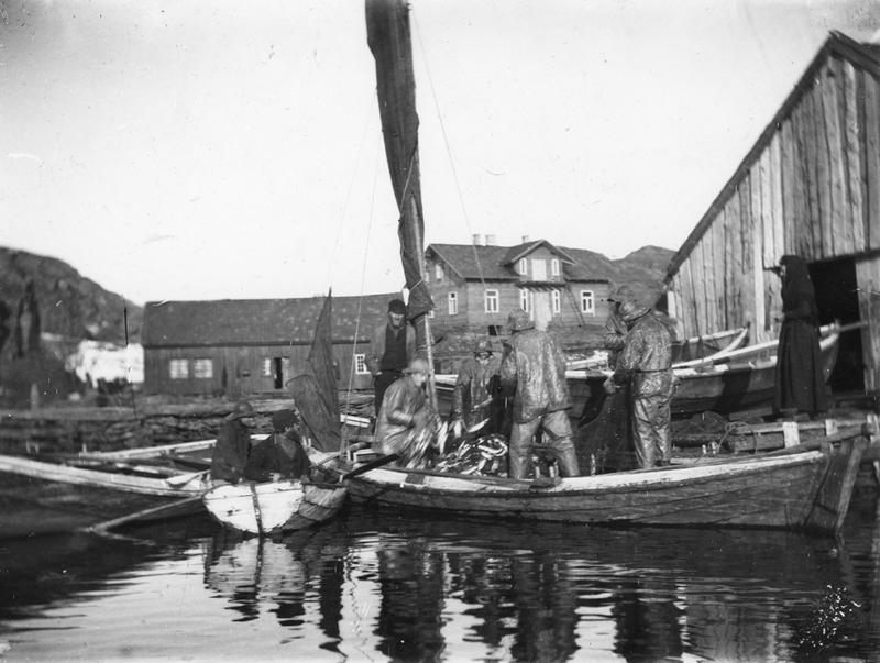 Motivet viser fiskere som har kommet inn til Ydstebøhavn med sild. Lauritz Haalands villa ligger midt i bildet til høyre, det er under bygning. Bildet er tatt ca 1885. Foto: Stavanger Sjøfartsmuseum, ST.S 1983-057-0191. 