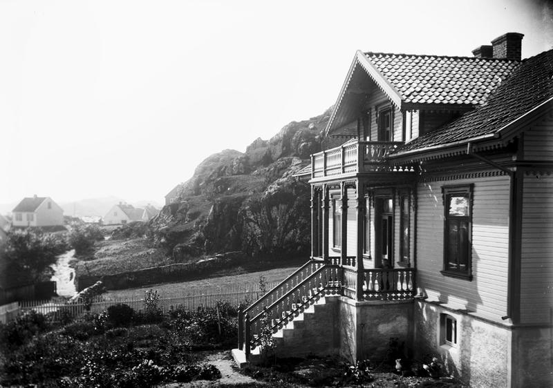  Her ser vi fronten av Lauritz og Inga Haalands villa i Ydstebøhavn på Kvitsøy. Ekteparet flyttet inn i villaen i 1889 (jmf. Statsarkivet). Foto: Stavanger Sjøfartsmuseum, ST.S 1983-057-0202 