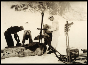 Kontainere fra et illegalt slipp graves opp fra snøen. Målandsvannet i Årdalsheia, februar 1945. Foto: Smedvigsamlingen/Kulturhistorisk avdeling. 