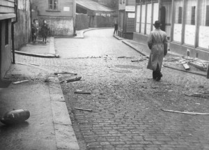 Krigshandlinger ble en del av Stavangerfolks hverdag. Her ligger en udetonert bombe i Nedre Strandgate i aprildagene 1940. Foto: Ørvar Michaelsens samling/ Stavanger maritime museum.