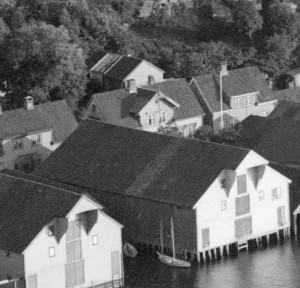 E. H. Torjusens atelier i Strandgaten i Egersund, fotografert i 1896 av Petter Arnfinn Flak. DFF-AF0107 (utsnitt).