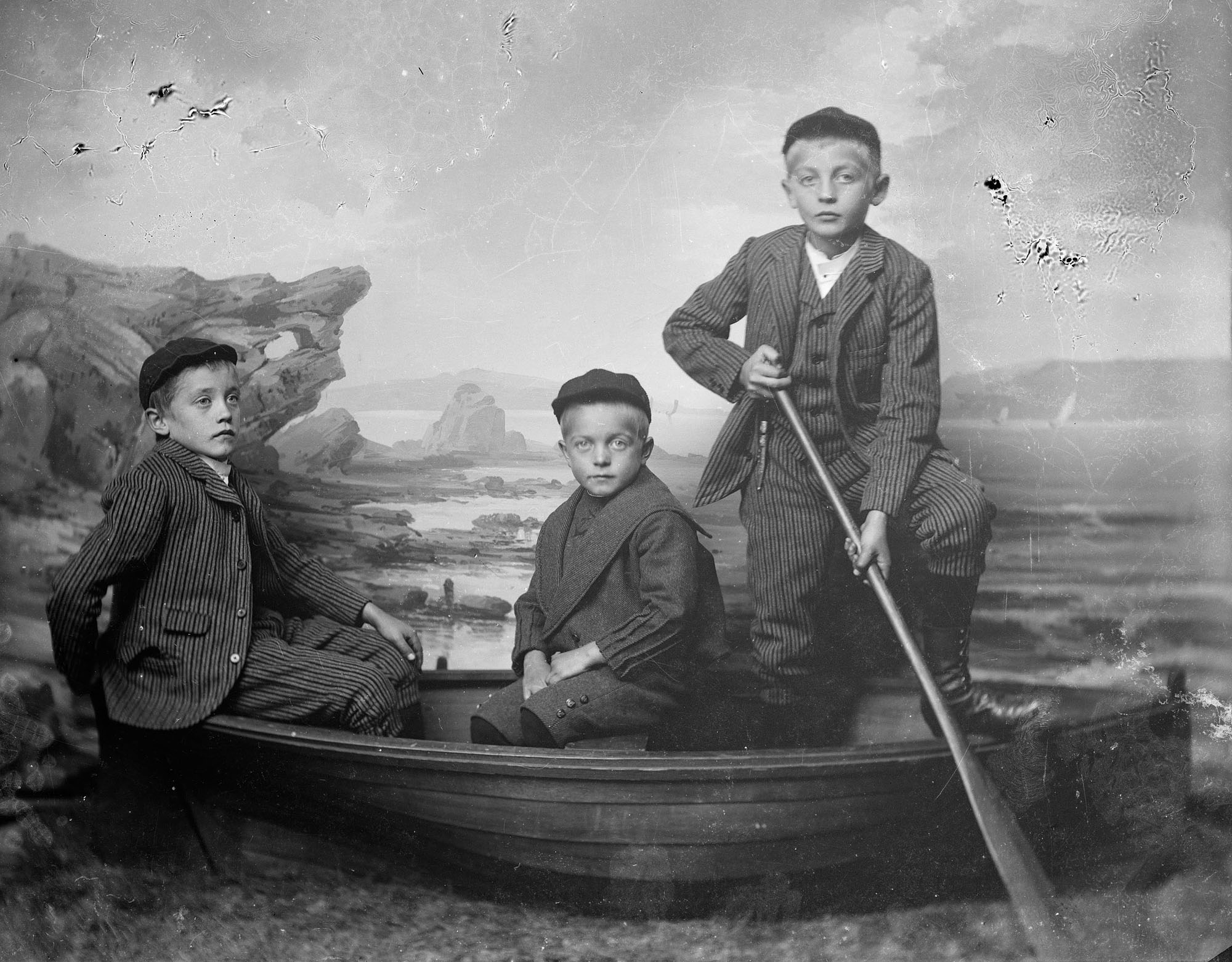 Sønnene til dampskipsekspeditør Jakob Fredrik de Rytter Hiorth og Kaja Sevaldsen Hiorth. Fra venstre: 1: Anders Sevaldsen Hiorth, 2: Thorald Schlytter Hiorth, 3: Jacob de Rytter Hiorth.